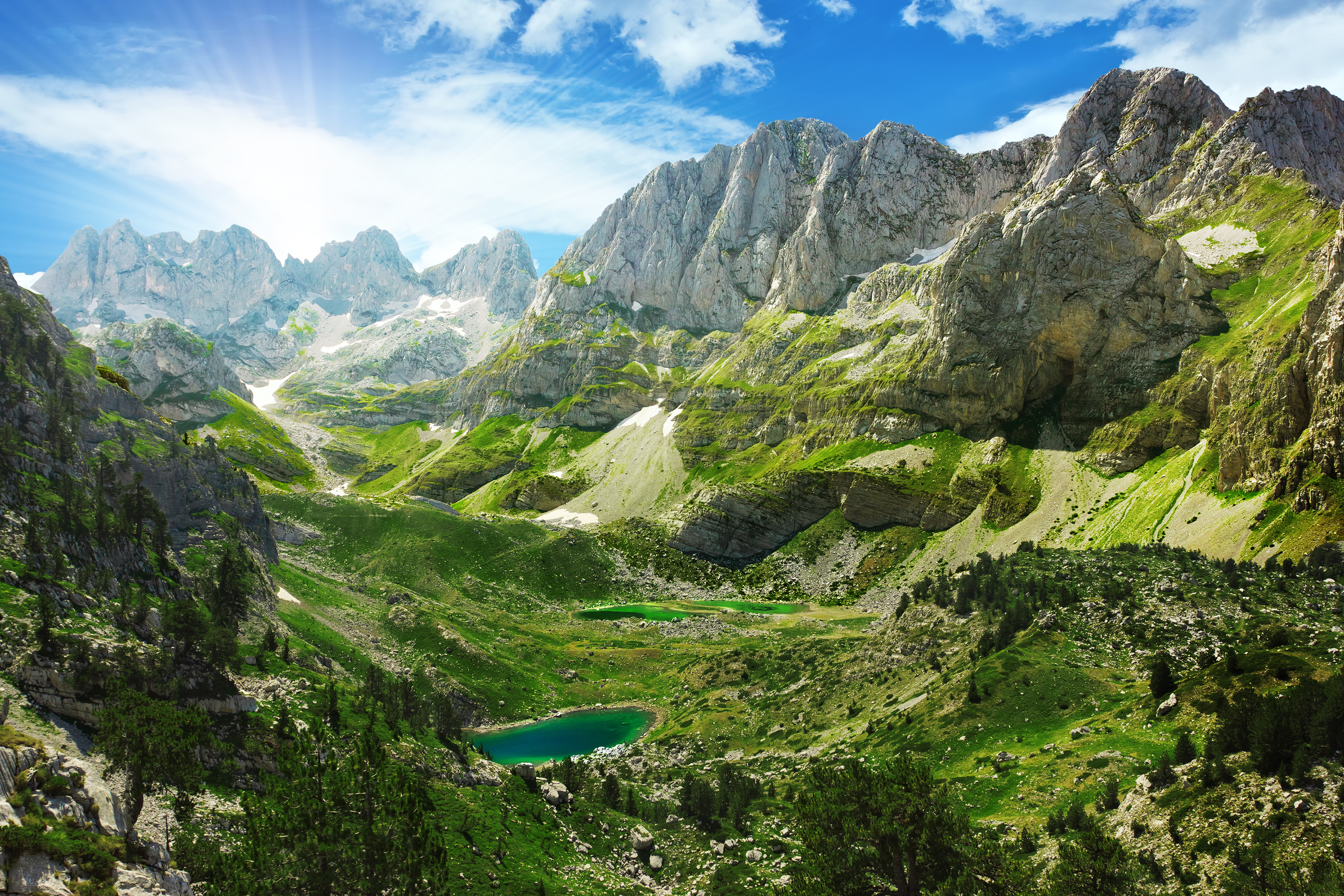 Vue imprenable sur les lacs de montagne des Alpes albanaises
